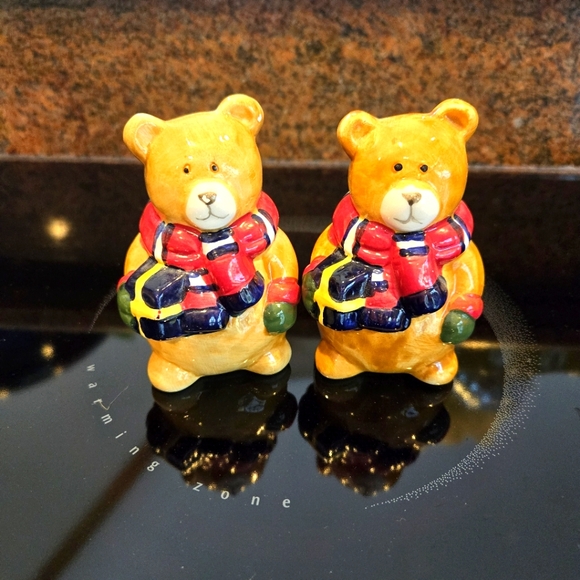 Vintage Christmas Teddy Bear Bearing Gifts Salt & Pepper Shakers - Picture 3 of 12